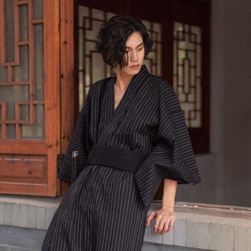 Este vestido kimono japones hombre original es un yukata. Esta prenda japonesa se ata con un cinturón obi negro.