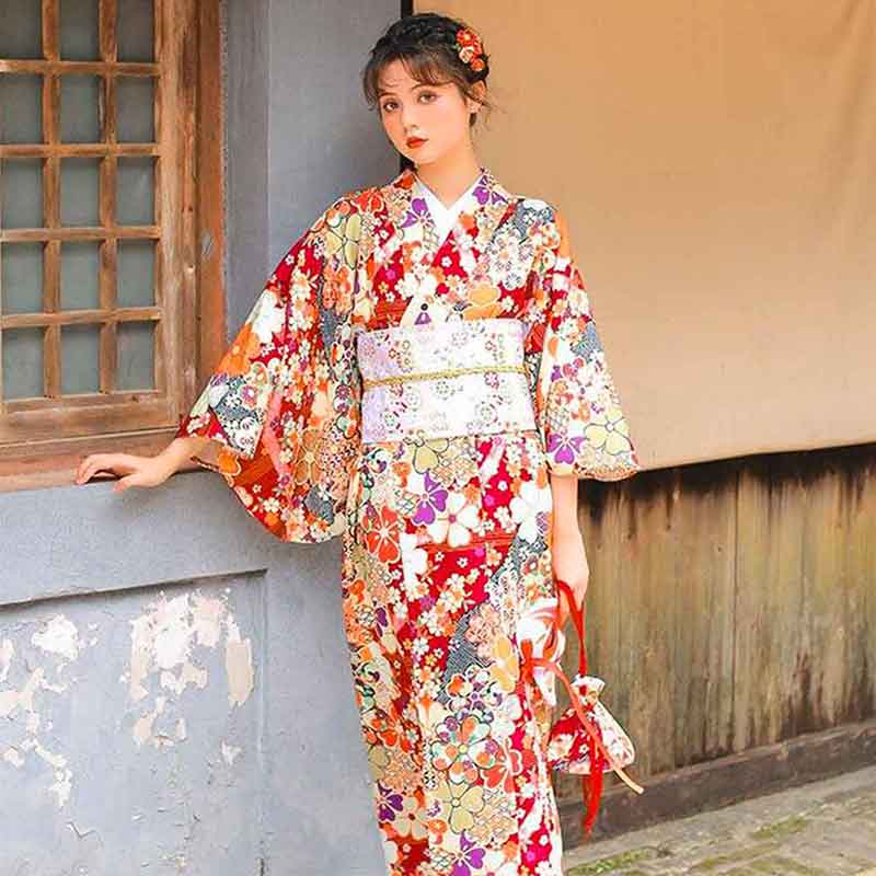 Mujer luciendo kimono japonés rojo