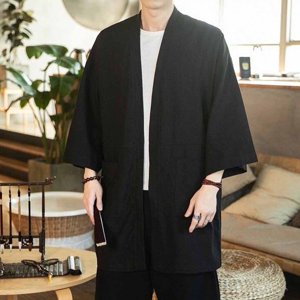 Un kimono japonese negro para humbre que combina tradición y comodidad, diseñado para llevarse como una chaqueta ligera con un toque japonés informal.