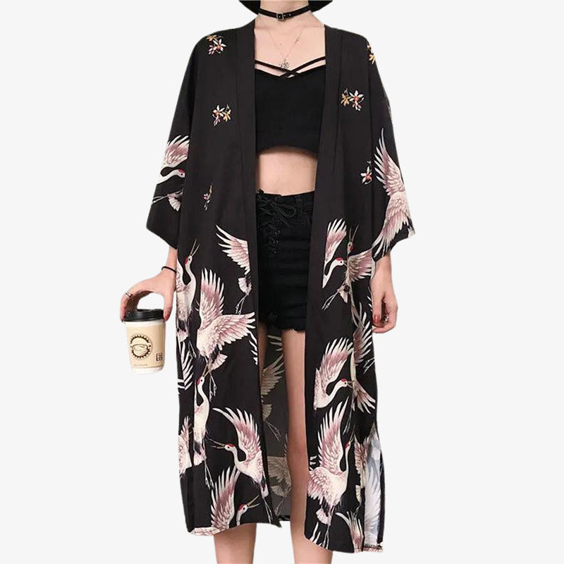 Disfrute de la lujosa sensación de las kimono largo mujer negro, diseñadas para ofrecer elegancia y comodidad en cualquier ocasión. Pájaros japoneses Tsuru estampados en algodón