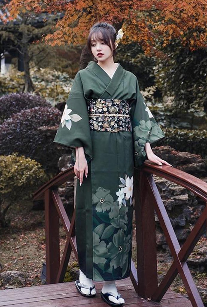 Kimono mujer con corte envolvente tradicional, vista lateral