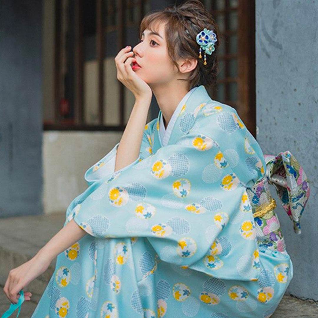 Niña con kimono floral de estilo japonés