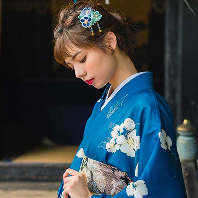 Kimono sakura mujer con motivos florales delicados y un kanzashi japonés en el cabello