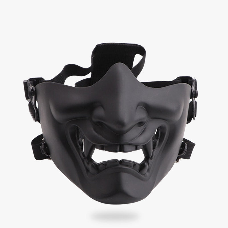 Máscara oni ninja negra con colmillos afilados