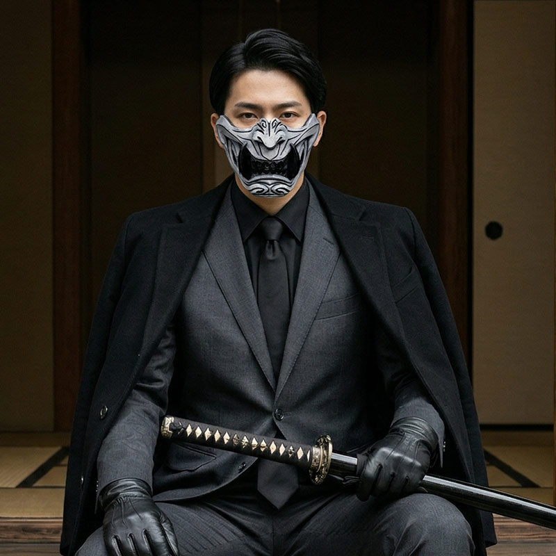 Máscara samurái japonesa estilo oni sobre fondo neutro