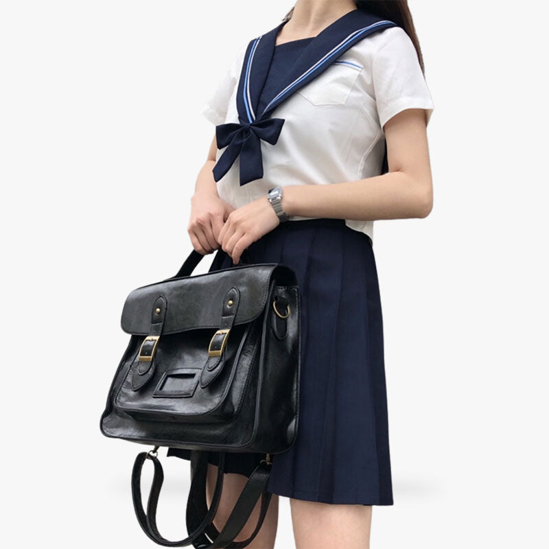 Chica con mochila randoseru japonesa vestida con uniforme sailor fuku