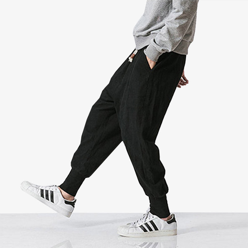 Moda harajuku hombre con pantalón ancho negro
