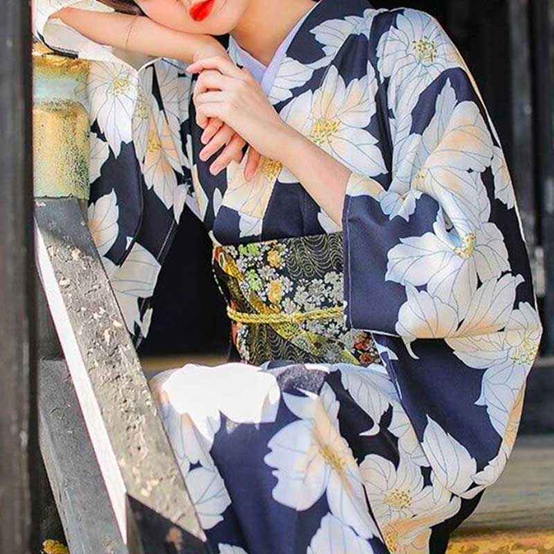 Detalle del bordado floral en el cinturón obi tradicional japonés