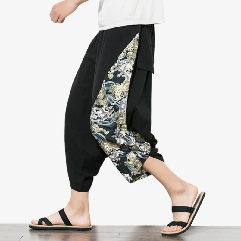 Pantalón harem japonés de corte ancho sobre superficie plana