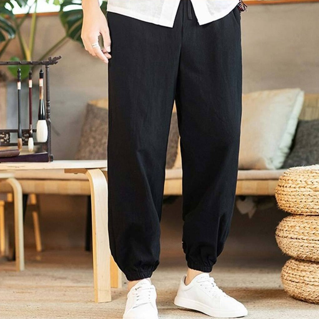Persona con pantalón japonés negro de corte ancho en un salón de estilo Japandi