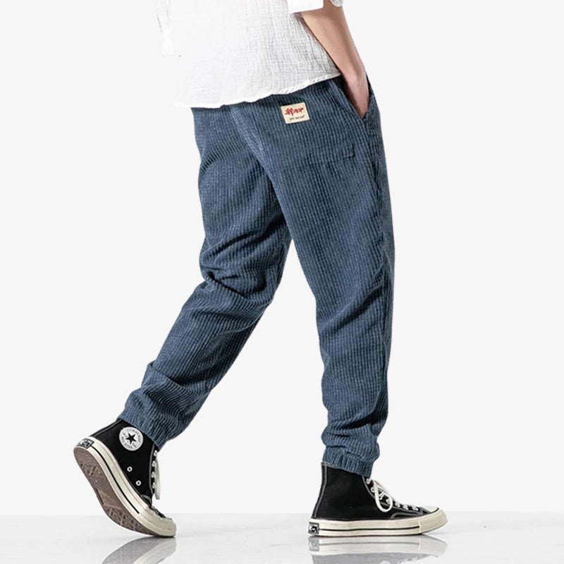 Pantalones de pana azules combinados con estilo streetwear