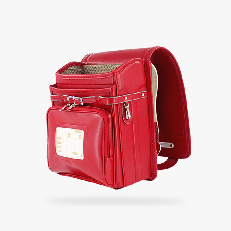 Esta mochila randoseru roja es práctica y cuenta con múltiples bolsillos. Es una mochila tradicional japonesa.