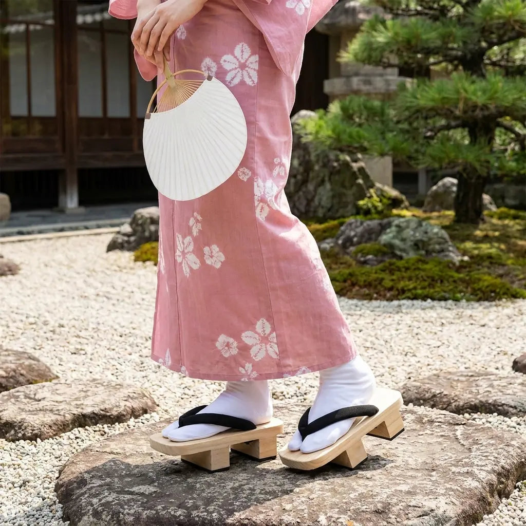 Sandalias Geta llevadas con un kimono rosa