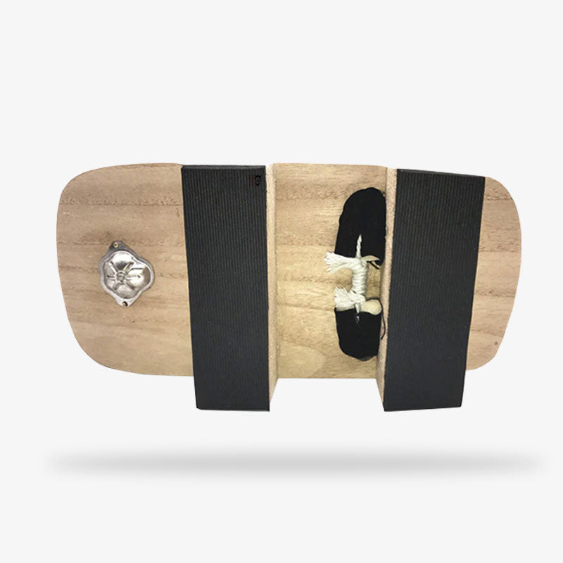 Sandalias geta de estilo tradicional japonés, robustas y de líneas sobrias