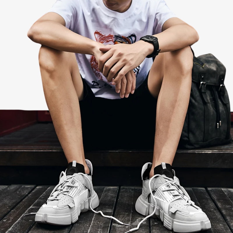 Hombre luciendo sneakers de estilo streetwear japonés en un look casual