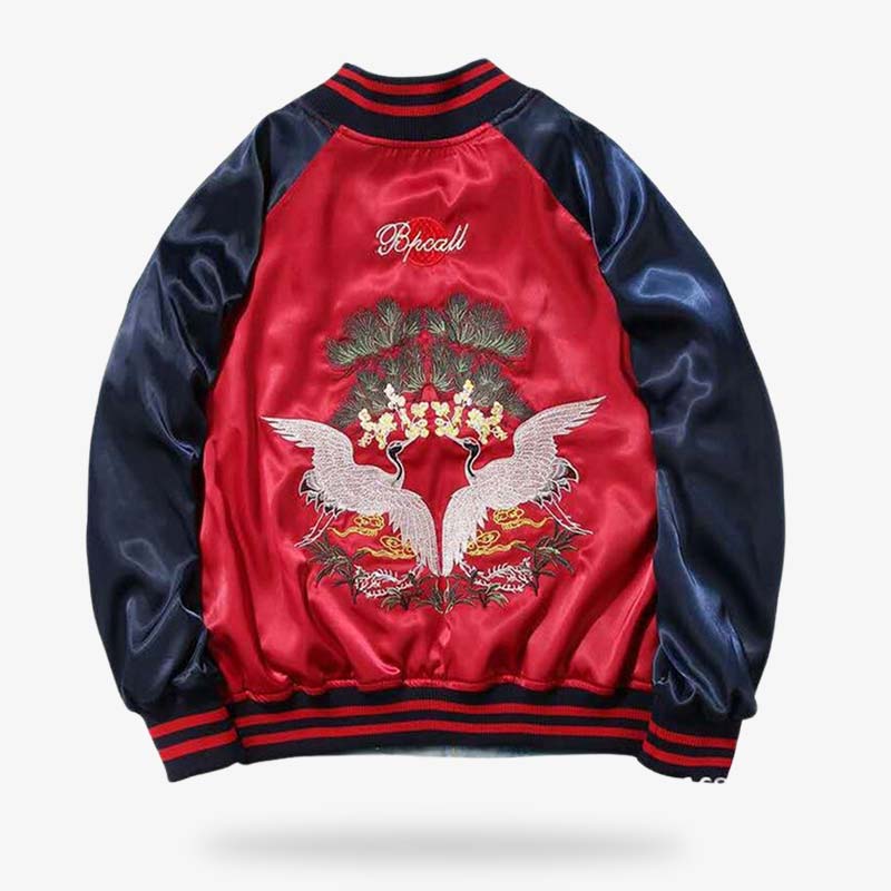 Esta sudadera sukajan bordada con aves y árboles fusiona el arte inspirado en la naturaleza con la moda urbana