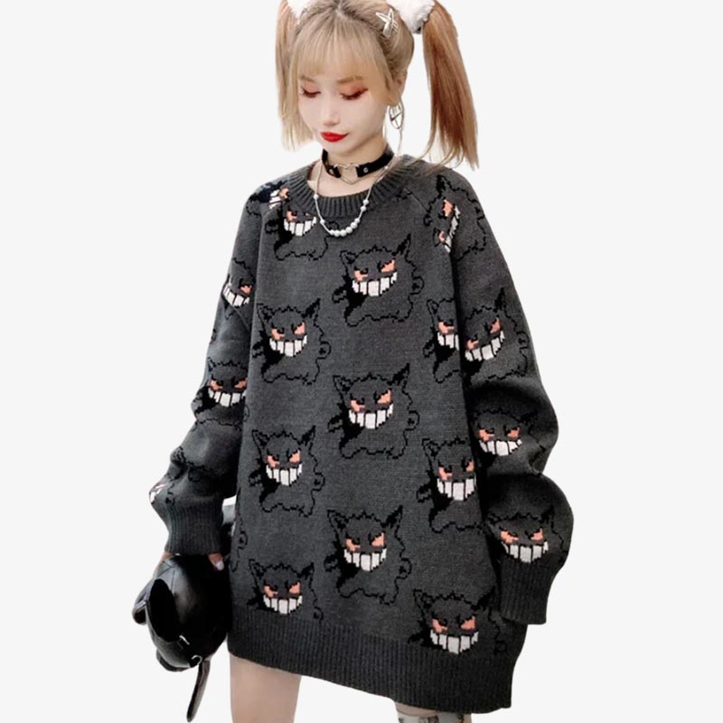Chica japonesa vistiendo una sudadera Gengar gris con estampado de Pokémon