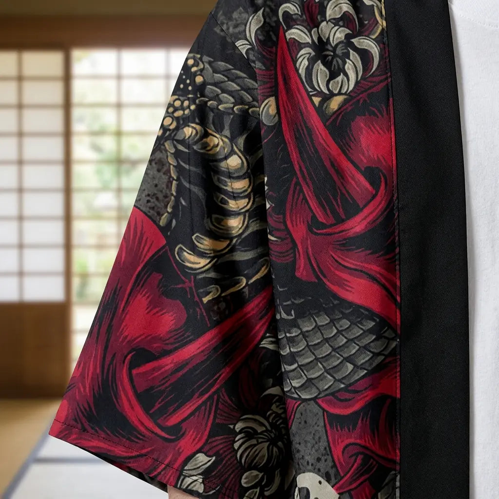 Primer plano de la tela estampada y la manga de un haori kimono yokai