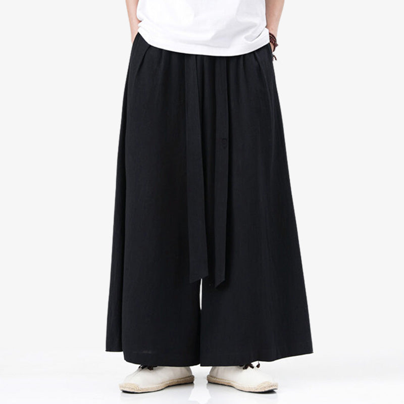 Estos pantalones tradicionales japoneses son hakama negros. Pantalones fluidos, de estilo zen.