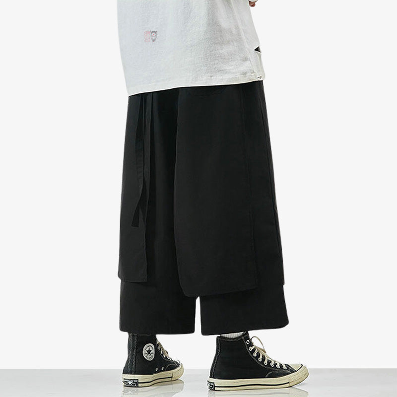 Mezcla tradición y modernidad con un trazo de pantalon hakama holgados de estilo japonés.