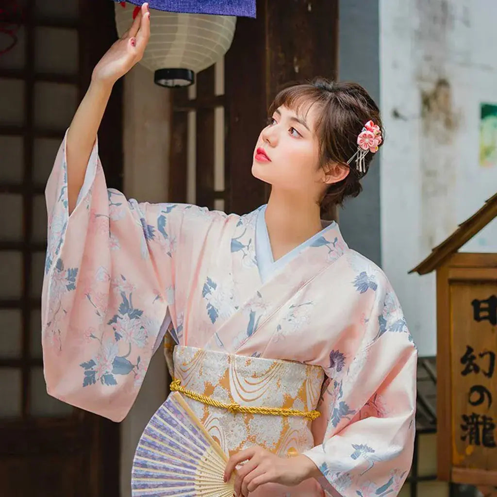 Vestido Kimono Ramas Blanco llevado por una mujer en una habitación japonesa tradicional