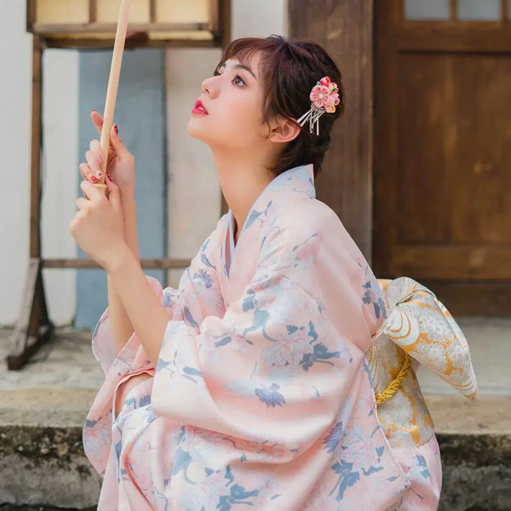 Vestido Kimono Ramas Blanco llevado por una mujer en una habitación japonesa tradicional