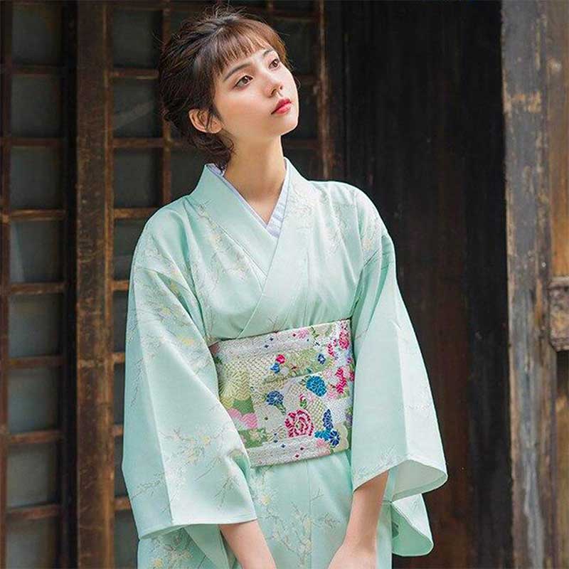 Yukata mujer flores en tono blanco con estampado de ramas