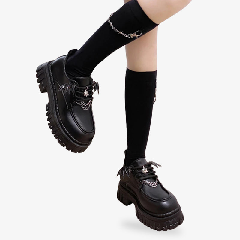 Zapatos góticos con plataforma y detalles marcados, ideales para quienes buscan una mezcla de estética oscura y kawaii