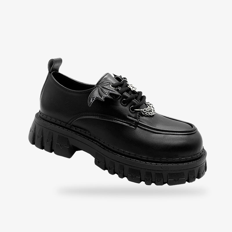 Zapatos Lolita negros con diseño de inspiración japonesa clásica, combinando estilos gótico y Lolita para un look único y elegante
