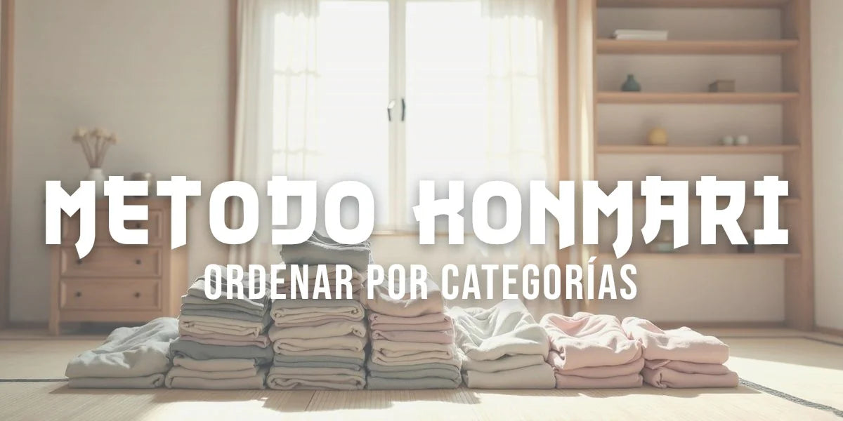 Ropa doblada según el método KonMari sobre el tatami de una habitación japonesa luminosa
