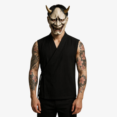 Un hombre con un tatuaje irezumi viste una Camisa Japonesa Sin Mangas. La camiseta negra está hecha de algodón.