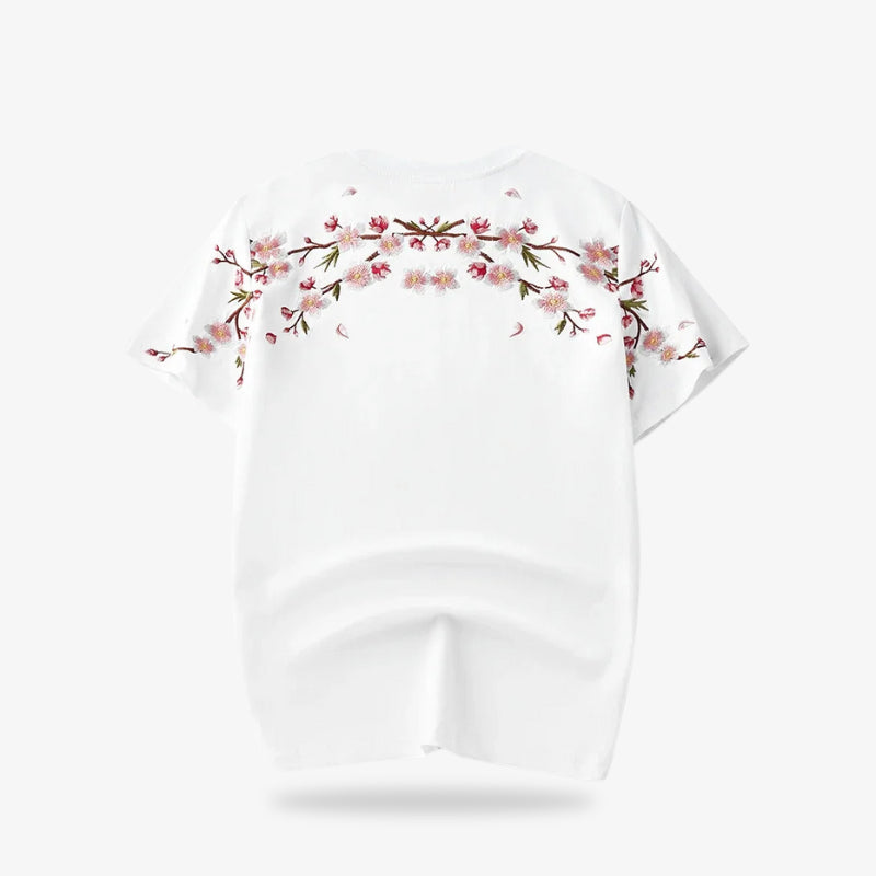 Camisa japonesa blanca bordada con diseño floral sobre fondo blanco
