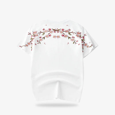 Camisa japonesa blanca bordada con diseño floral sobre fondo blanco