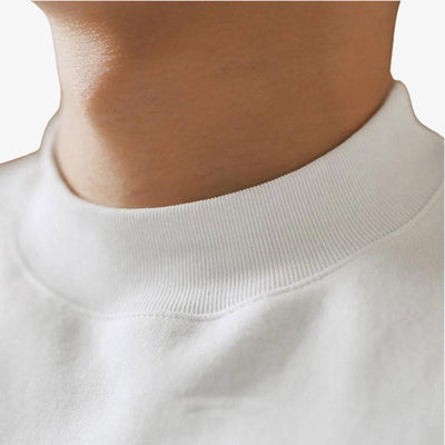 Camisa japonesa blanca con cuello redondo.