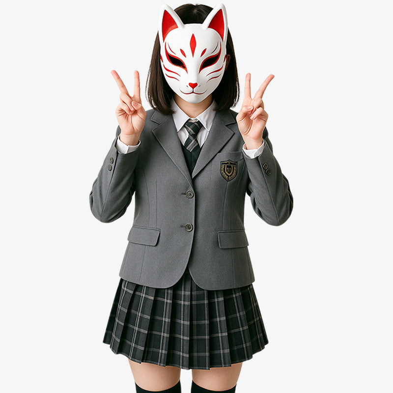 Una persona que lleva un Cosplay Uniforme Japonese de escolar, compuesto por una chaqueta, una camisa blanca, una falda a cuadros y una corbata, y que también luce una máscara de zorro japonés.