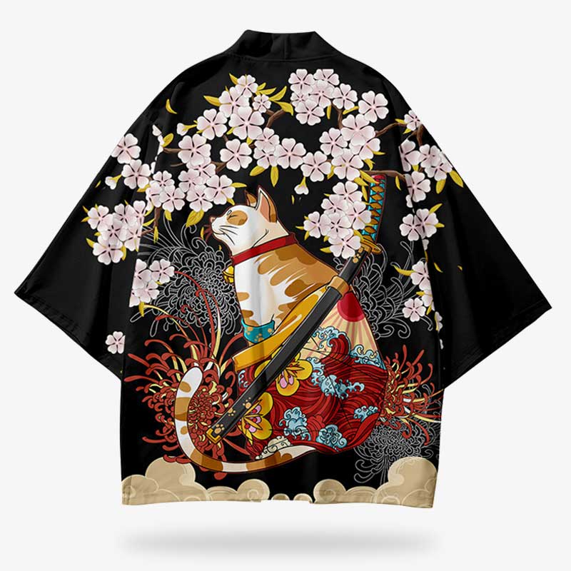 Esta Harajuku Kimono es de color negro con motivos tradicionales japoneses, como el gato maneki neko, la flor de sakura y la flor de lyrocis radiata.