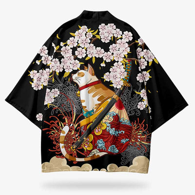 Esta Harajuku Kimono es de color negro con motivos tradicionales japoneses, como el gato maneki neko, la flor de sakura y la flor de lyrocis radiata.