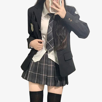 Una chica vestida con uniforme japonés de instituto