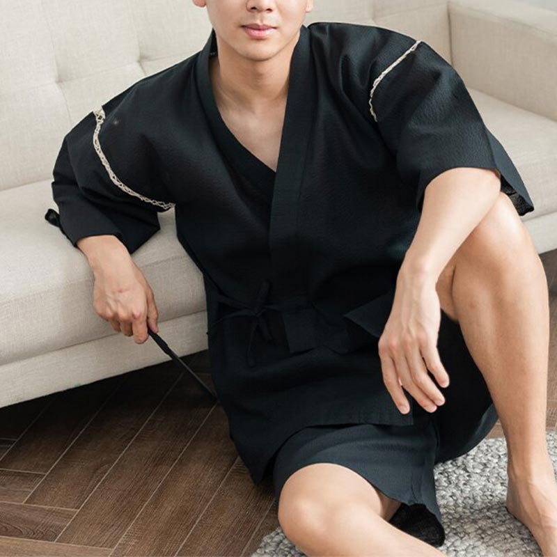 Persona con ropa Jinbei Japones para hombre en color negro como kimono japonés de verano o como pijama japonés kimono