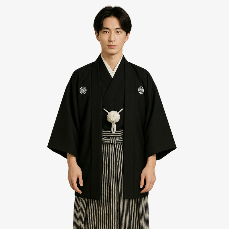 Kimono hombre tradicional japonés negro con escudos familiares tradicionales, combinado con una chaqueta haori clásica y pantalones hakama a rayas, confeccionado con auténticos tejidos Habutae y Sendaihira.