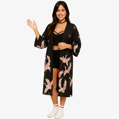 un Kimono Mujer Largo de color negro con disenos japoneses