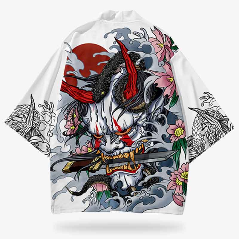 Un kimono Oni de estilo oni inspirado en la chaqueta Haori, con un gran motivo de demonio Hannya con detalles en rojo, rodeado de motivos florales sobre un fondo blanco.