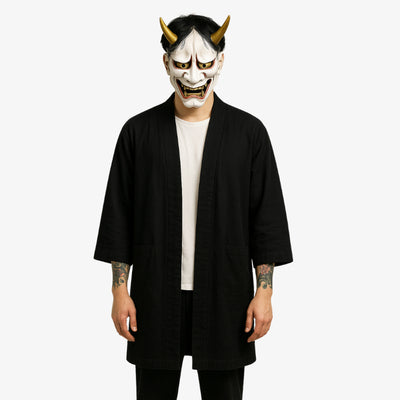 Kimono Japones Para Hombre con una silueta minimalista y fluida, ideal para un look japonés refinado y discreto. El hombre lleva una mascara hannya blanca.