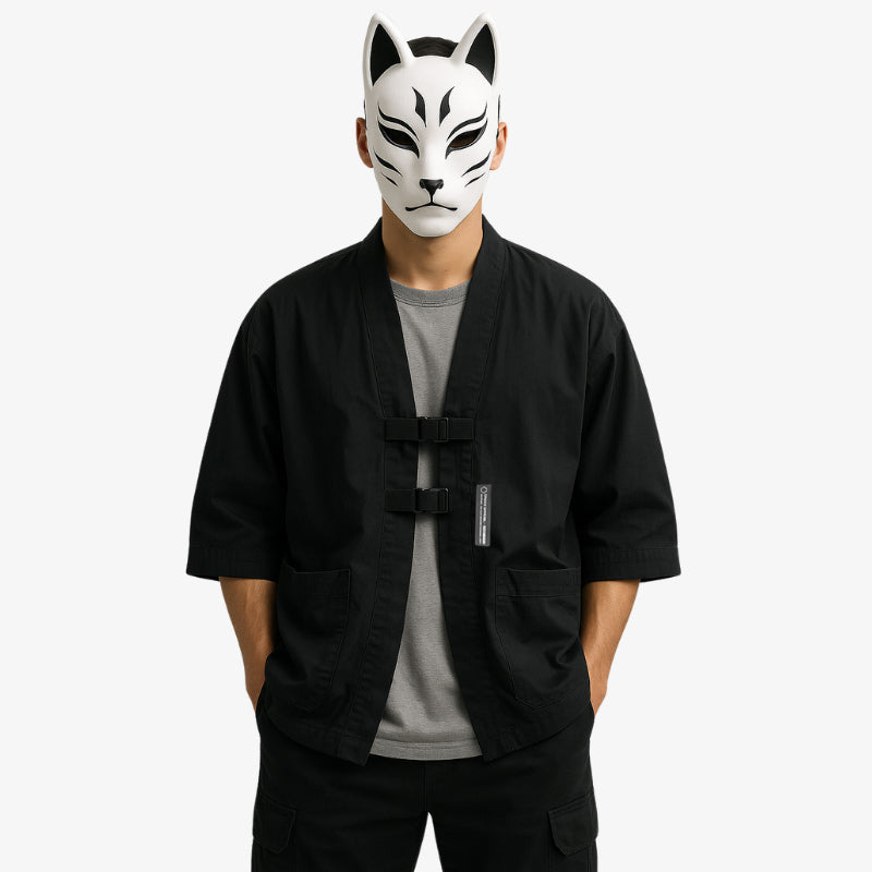 Chaqueta kimono techwear de color negra que combina las capas tradicionales japonesas con un diseño moderno y funcional, perfecta para un look urbano elegante.