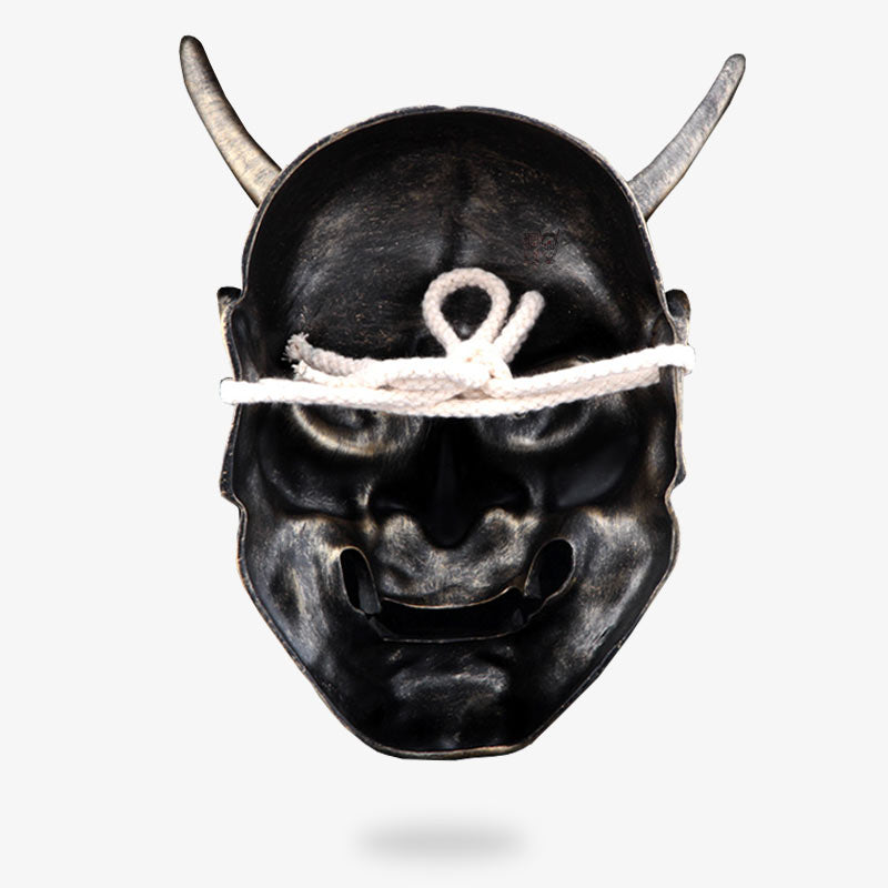 Máscara japonesa con forma de rostro de demonio. Máscara japonesa oni hannya con cuerda para sujetarla a la cabeza.