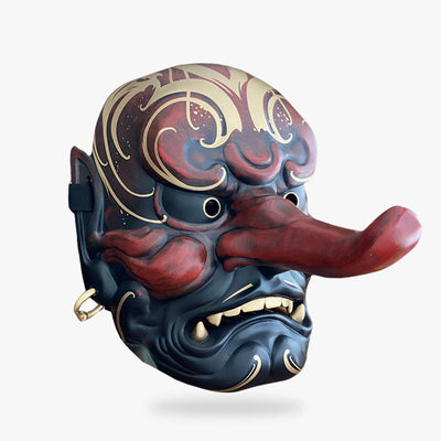 la Mascara Japonesa Tengu con un largo pico. Esta máscara de oni está pintada de rojo con decoraciones doradas.