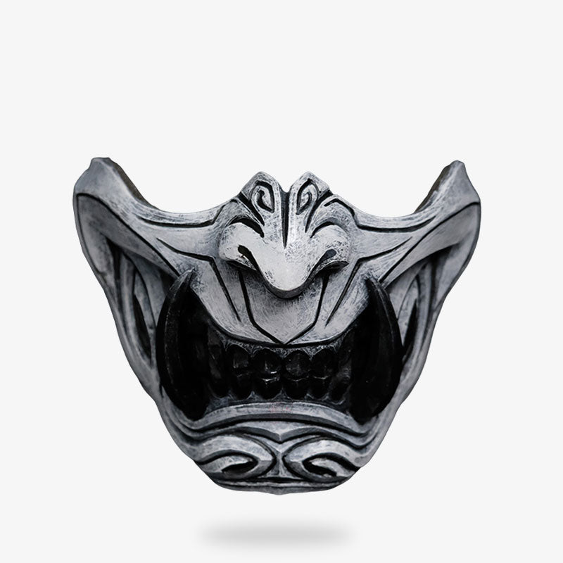 un Mascara Samurai Mempo de Oni con colmillos de demonio japonés