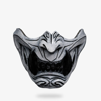 un Mascara Samurai Mempo de Oni con colmillos de demonio japonés