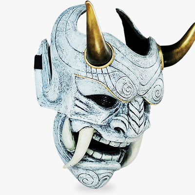 Esta máscara de Oni Japonese tradicional de demonio blanca es una obra maestra artesanal, fabricada con materiales de alta calidad, pintada y esculpida de forma única con cuernos y dientes afilados para encarnar la mitología japonesa.