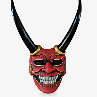 Esta máscara japonesa de demonio rojo Oni está inspirada en la máscara Oni. Se trata de un ogro y monstruo del folclore japonés. La máscara, hecha a mano, está pintada de rojo con dorados en los extremos. La máscara japonesa tiene grandes cuernos negros.